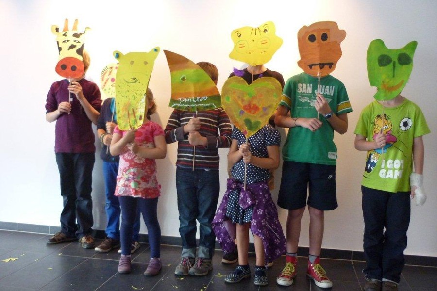 Kunsthallenbande, Kinder mit selbst gebastelten Masken aus Papier