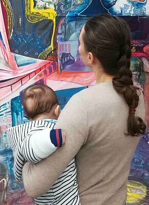 MiniArtClub, Mutter mit Baby vor Ugur Ulusoys "ein wanderer", Foto: Katharina Schmidt